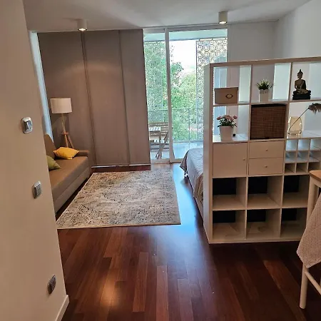 Apartament 107 *